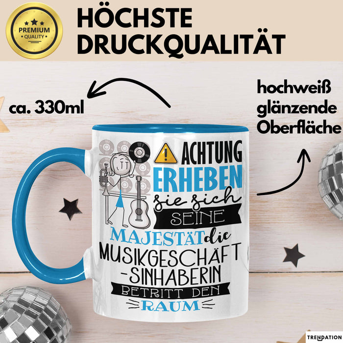 Musikgeschäftsinhaberin Tasse Geschenk Lustiger Spruch Bitte Erheben Sie Sich Seine Majestät Die Musikgeschäftsinhaberin Betritt Den Raum Blau Trendation