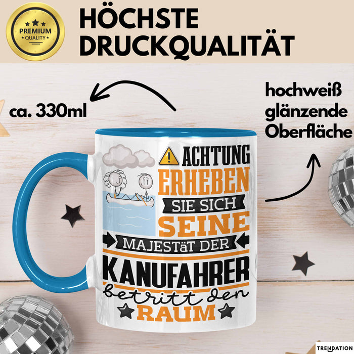 Kanufahrer Geschenk Tasse Lustiger Spruch Erheben Sie Sich Der Kanufahrer Betritt den Raum Blau Trendation