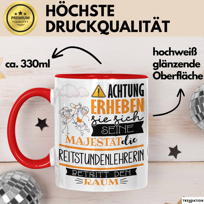 Reitstundenlehrerin Tasse Geschenk Lustiger Spruch Bitte Erheben Sie Sich Seine Majestät Die Reitstundenlehrerin Betritt Den Raum Rot Trendation