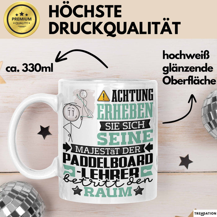 Paddelboard-Lehrer Geschenk Tasse Lustiger Spruch Erheben Sie Sich Der Paddelboard-Lehrer Betritt den Raum Weiß Trendation