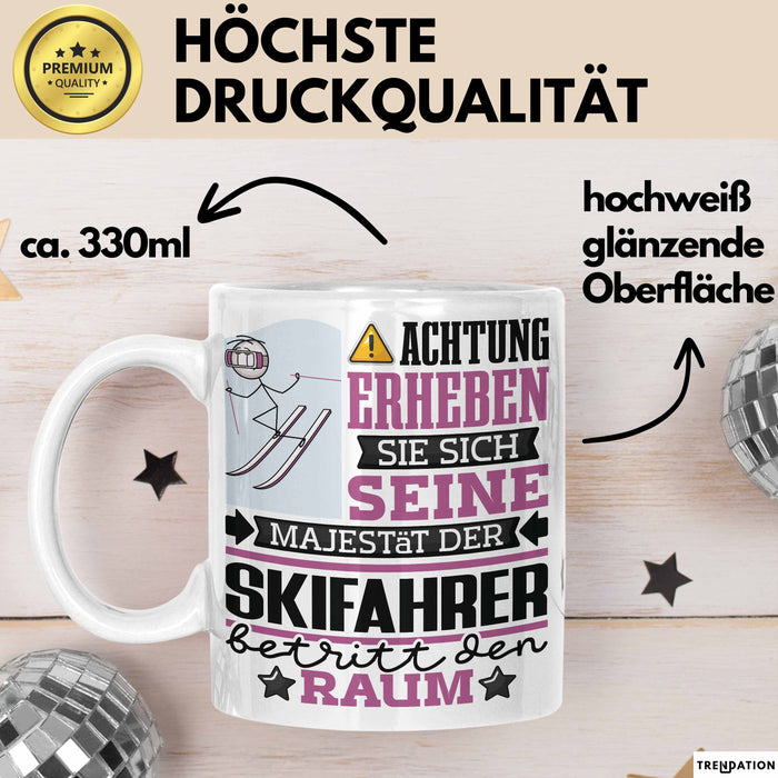 Skifahrer Geschenk Tasse Lustiger Spruch Erheben Sie Sich Der Skifahrer Betritt den Raum Weiß Trendation