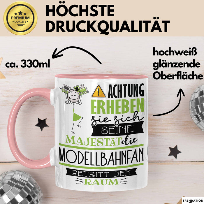Modellbahnfan Tasse Geschenk Lustiger Spruch Bitte Erheben Sie Sich Seine Majestät Die Modellbahnfan Betritt Den Raum Rosa Trendation
