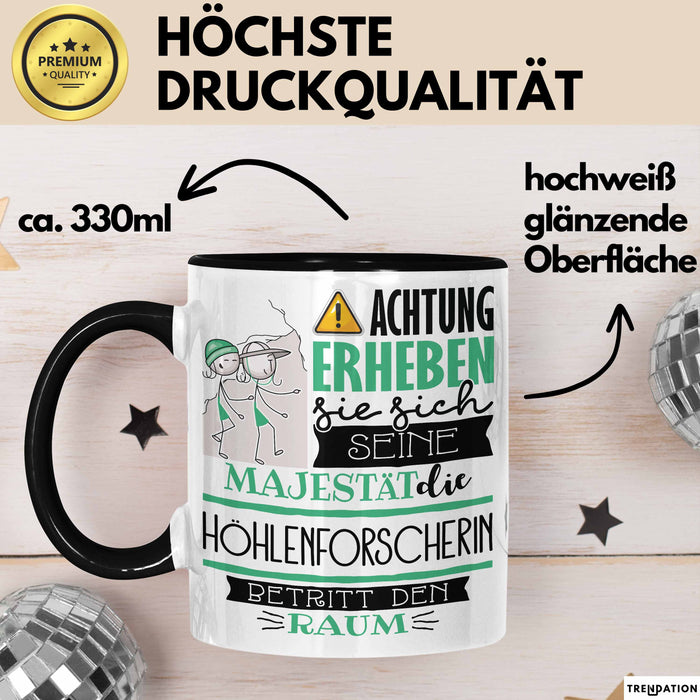 Höhlenforscherin Tasse Geschenk Lustiger Spruch Bitte Erheben Sie Sich Seine Majestät Die Höhlenforscherin Betritt Den Raum Schwarz Trendation