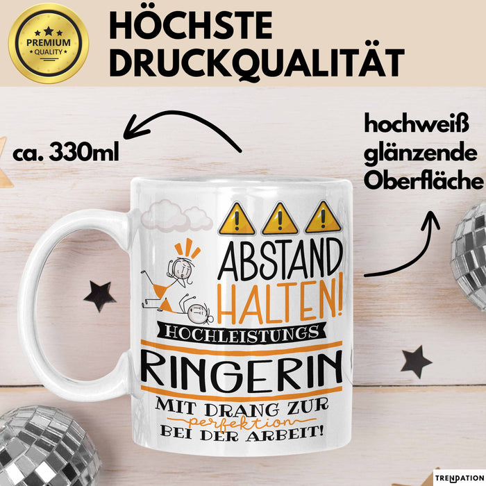 Ringerin Tasse Geschenk Lustig Abstand Halten Hochleistungs-Ringerin Mit Drang Zur Perfektion Bei Der Arbeit Weiß Trendation