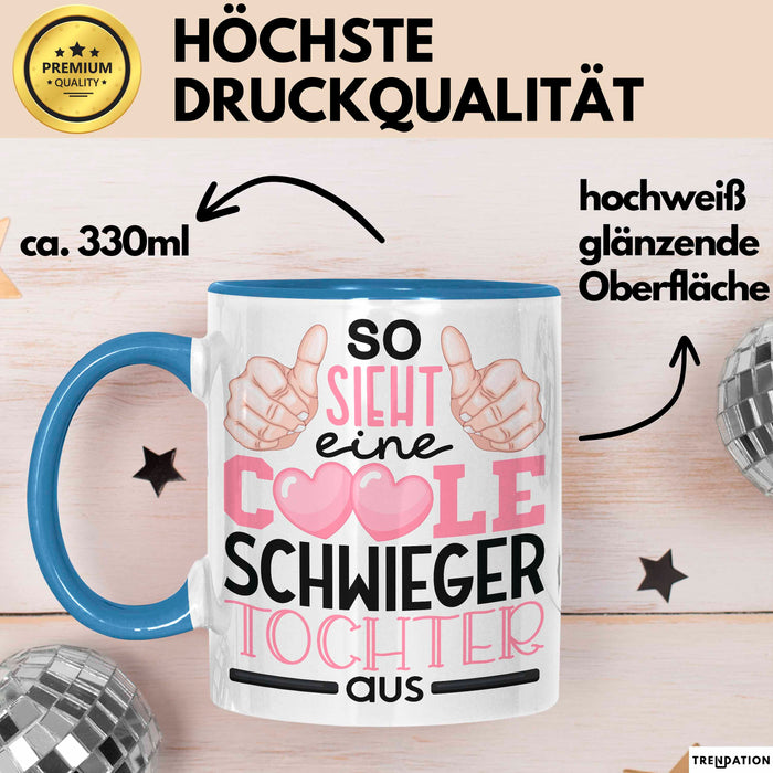 Schwiegertochter Tasse Geschenk Spruch So Sieht Eine Coole Schwiegertochter Aus Becher Blau Trendation