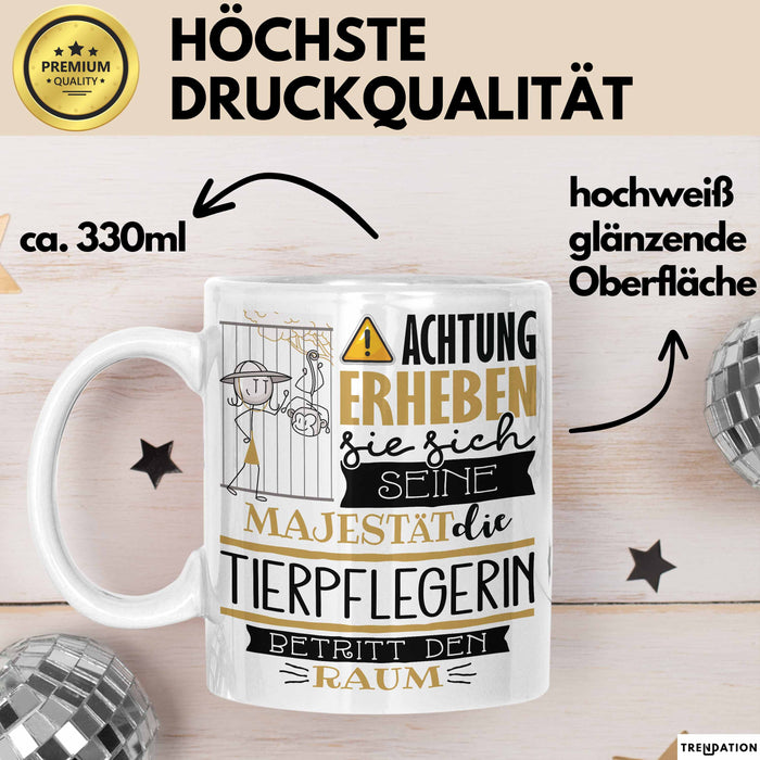Tierpflegerin Tasse Geschenk Lustiger Spruch Bitte Erheben Sie Sich Seine Majestät Die Tierpflegerin Betritt Den Raum Weiß Trendation