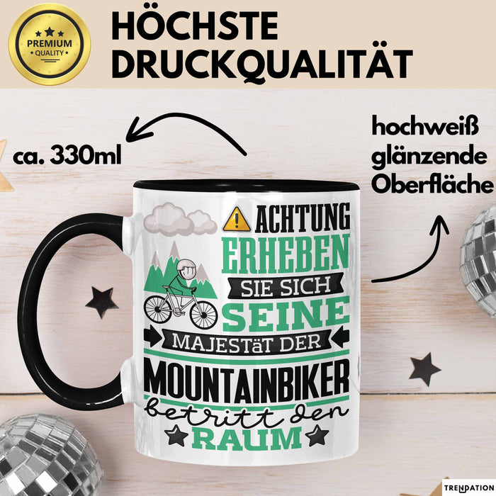 Mountainbiker Geschenk Tasse Lustiger Spruch Erheben Sie Sich Der Mountainbiker Betritt den Raum Schwarz Trendation