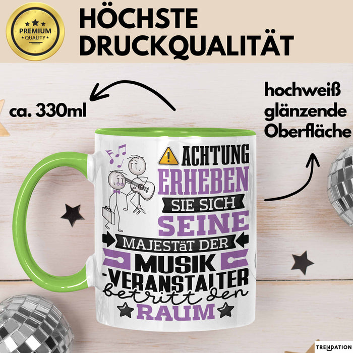 Musikveranstalter Geschenk Tasse Lustiger Spruch Erheben Sie Sich Der Musikveranstalter Betritt den Raum Grün Trendation