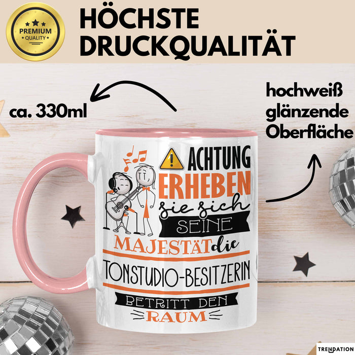 Tonstudio-Besitzerin Tasse Geschenk Lustiger Spruch Bitte Erheben Sie Sich Seine Majestät Die Tonstudio-Besitzerin Betritt Den Raum Rosa Trendation