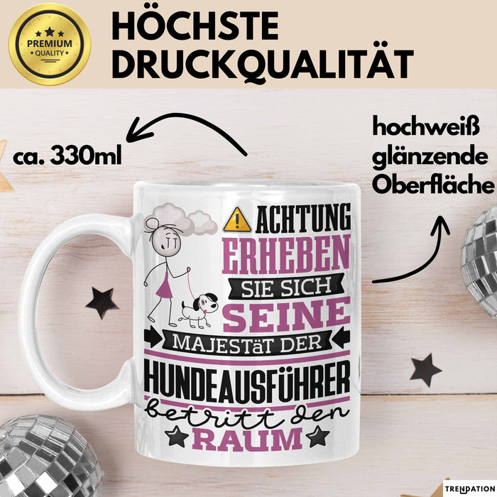 Hundeausführer Geschenk Tasse Lustiger Spruch Erheben Sie Sich Der Hundeausführer Betritt den Raum Weiß Trendation