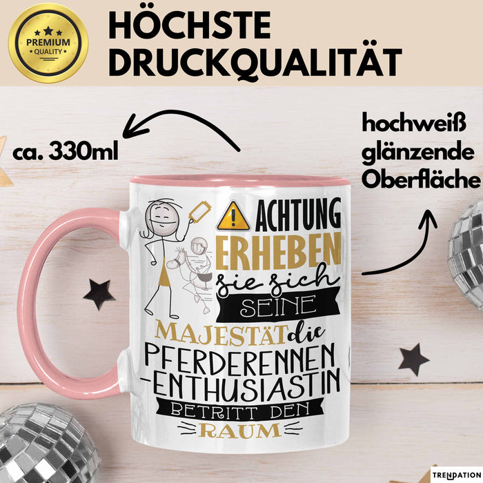 Pferderennen-Enthusiastin Tasse Geschenk Lustiger Spruch Bitte Erheben Sie Sich Seine Majestät Die Pferderennen-Enthusiastin Betritt Den Raum Rosa Trendation
