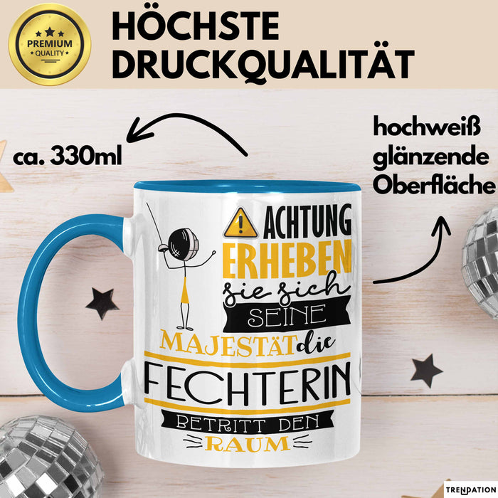 Fechterin Tasse Geschenk Lustiger Spruch Bitte Erheben Sie Sich Seine Majestät Die Fechterin Betritt Den Raum Blau Trendation