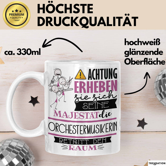 Orchestermusikerin Tasse Geschenk Lustiger Spruch Bitte Erheben Sie Sich Seine Majestät Die Orchestermusikerin Betritt Den Raum Weiß Trendation