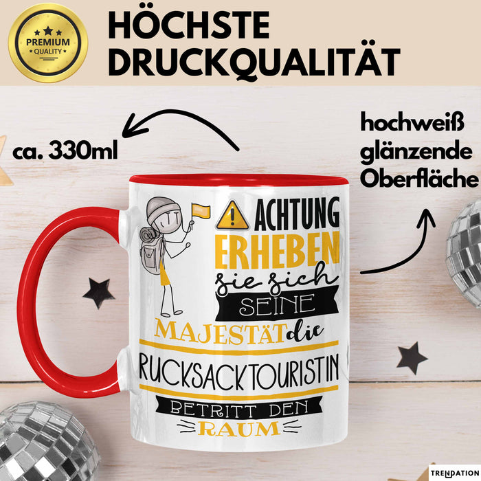 Rucksacktouristin Tasse Geschenk Lustiger Spruch Bitte Erheben Sie Sich Seine Majestät Die Rucksacktouristin Betritt Den Raum Rot Trendation