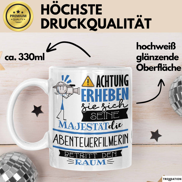 Abenteuerfilmerin Tasse Geschenk Lustiger Spruch Bitte Erheben Sie Sich Seine Majestät Die Abenteuerfilmerin Betritt Den Raum Weiß Trendation