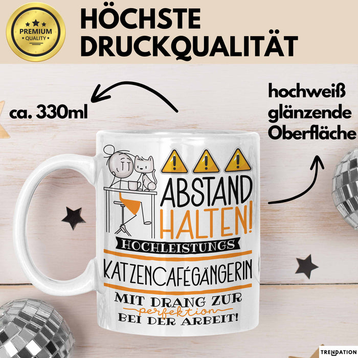Katzencafégängerin Tasse Geschenk Lustig Abstand Halten Hochleistungs-Katzencafégängerin Mit Drang Zur Perfektion Bei Der Arbeit Weiß Trendation