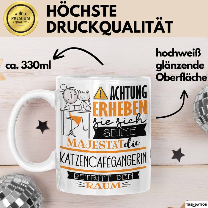 Katzencafégängerin Tasse Geschenk Lustiger Spruch Bitte Erheben Sie Sich Seine Majestät Die Katzencafégängerin Betritt Den Raum Weiß Trendation