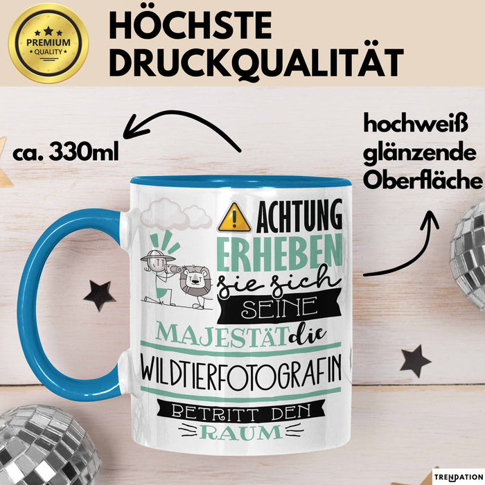 Wildtierfotografin Tasse Geschenk Lustiger Spruch Bitte Erheben Sie Sich Seine Majestät Die Wildtierfotografin Betritt Den Raum Blau Trendation
