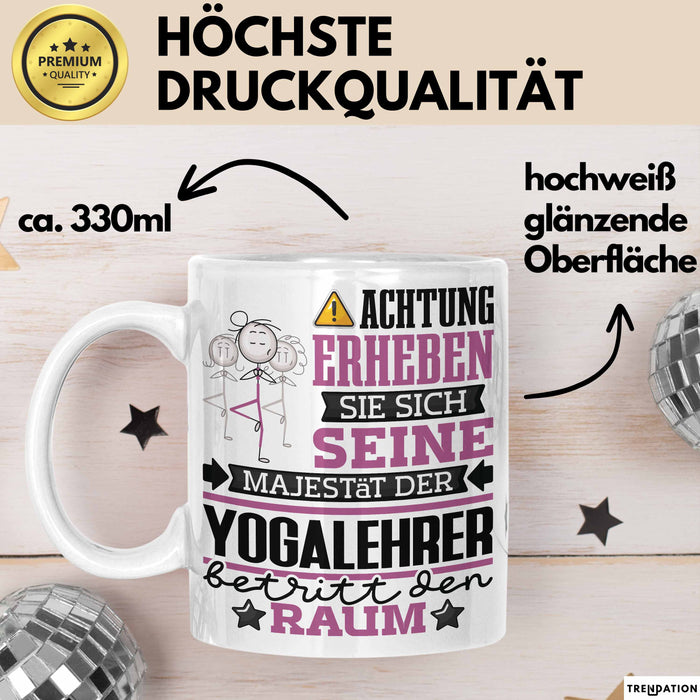 Yogalehrer Geschenk Tasse Lustiger Spruch Erheben Sie Sich Der Yogalehrer Betritt den Raum Weiß Trendation