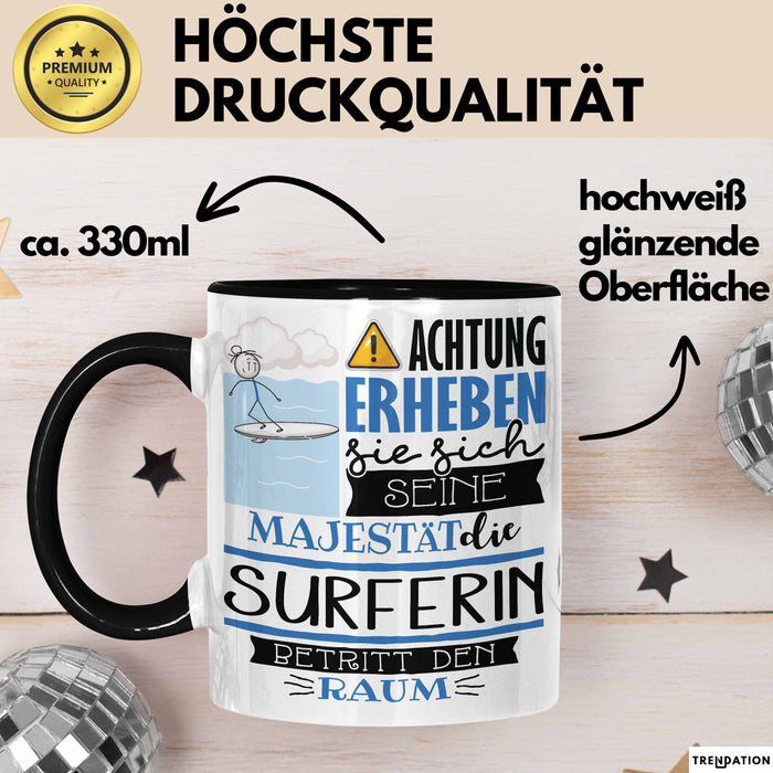 Surferin Tasse Geschenk Lustiger Spruch Bitte Erheben Sie Sich Seine Majestät Die Surferin Betritt Den Raum Schwarz Trendation