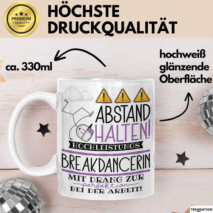 Breakdancerin Tasse Geschenk Lustig Abstand Halten Hochleistungs-Breakdancerin Mit Drang Zur Perfektion Bei Der Arbeit Weiß Trendation