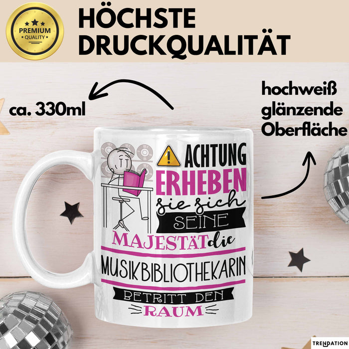 Musikbibliothekarin Tasse Geschenk Lustiger Spruch Bitte Erheben Sie Sich Seine Majestät Die Musikbibliothekarin Betritt Den Raum Weiß Trendation