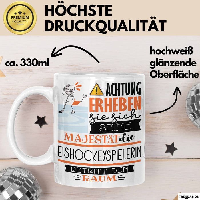 Eishockeyspielerin Tasse Geschenk Lustiger Spruch Bitte Erheben Sie Sich Seine Majestät Die Eishockeyspielerin Betritt Den Raum Weiß Trendation