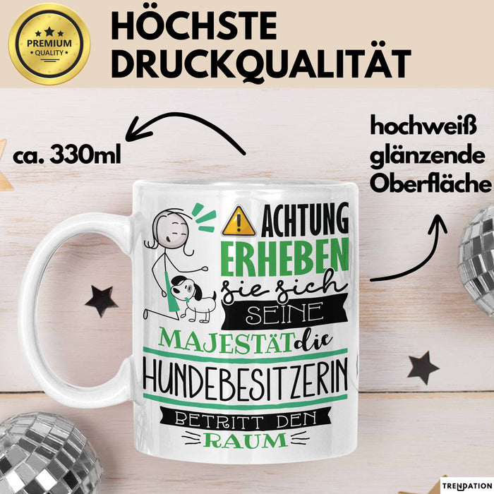 Hundebesitzerin Tasse Geschenk Lustiger Spruch Bitte Erheben Sie Sich Seine Majestät Die Hundebesitzerin Betritt Den Raum Weiß Trendation