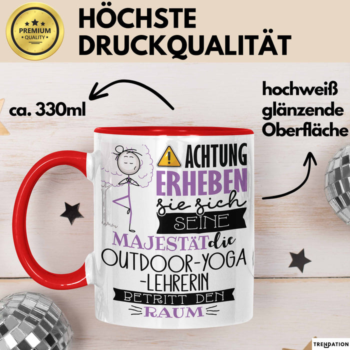 Outdoor-Yoga-Lehrerin Tasse Geschenk Lustiger Spruch Bitte Erheben Sie Sich Seine Majestät Die Outdoor-Yoga-Lehrerin Betritt Den Raum Rot Trendation