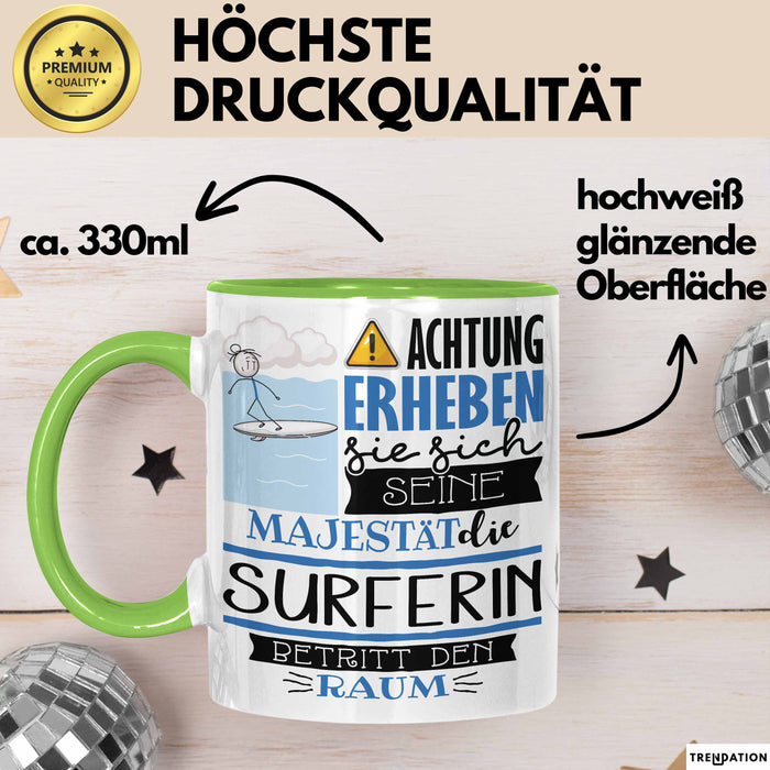 Surferin Tasse Geschenk Lustiger Spruch Bitte Erheben Sie Sich Seine Majestät Die Surferin Betritt Den Raum Grün Trendation