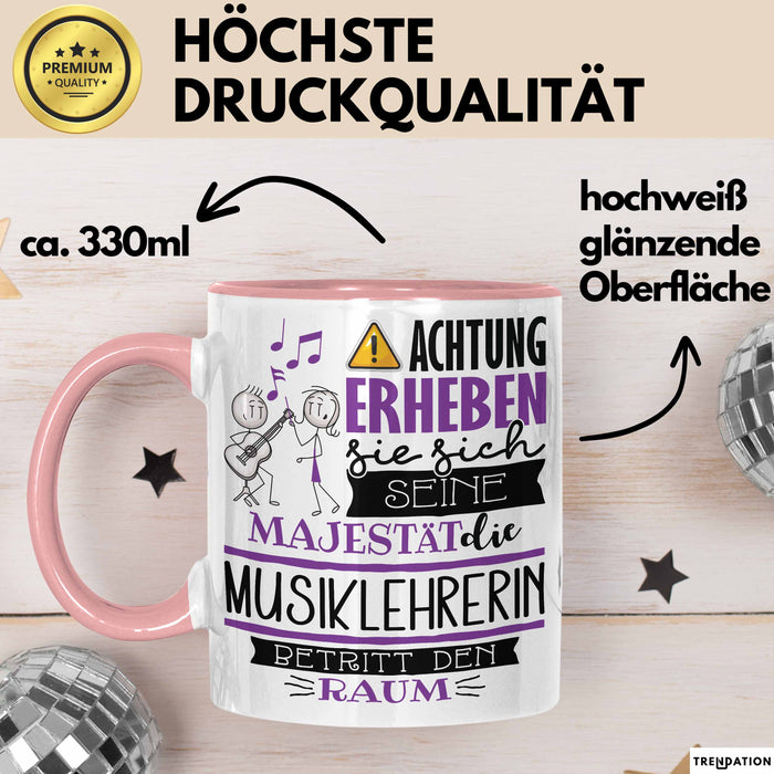 Musiklehrerin Tasse Geschenk Lustiger Spruch Bitte Erheben Sie Sich Seine Majestät Die Musiklehrerin Betritt Den Raum Rosa Trendation