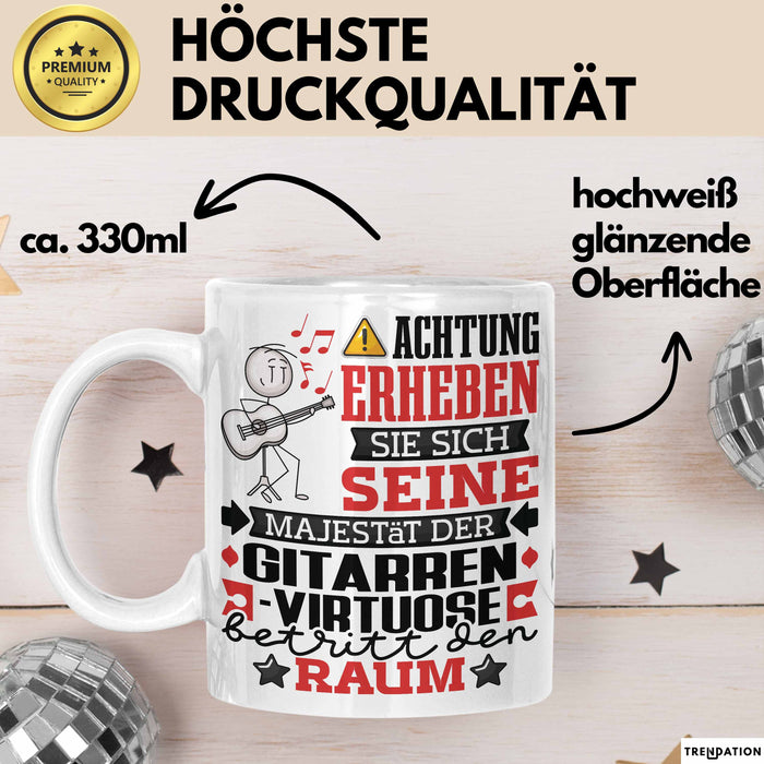 Gitarrenvirtuose Geschenk Tasse Lustiger Spruch Erheben Sie Sich Der Gitarrenvirtuose Betritt den Raum Weiß Trendation