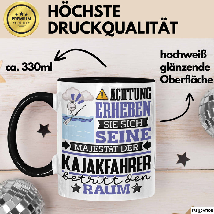 Kajakfahrer Geschenk Tasse Lustiger Spruch Erheben Sie Sich Der Kajakfahrer Betritt den Raum Schwarz Trendation