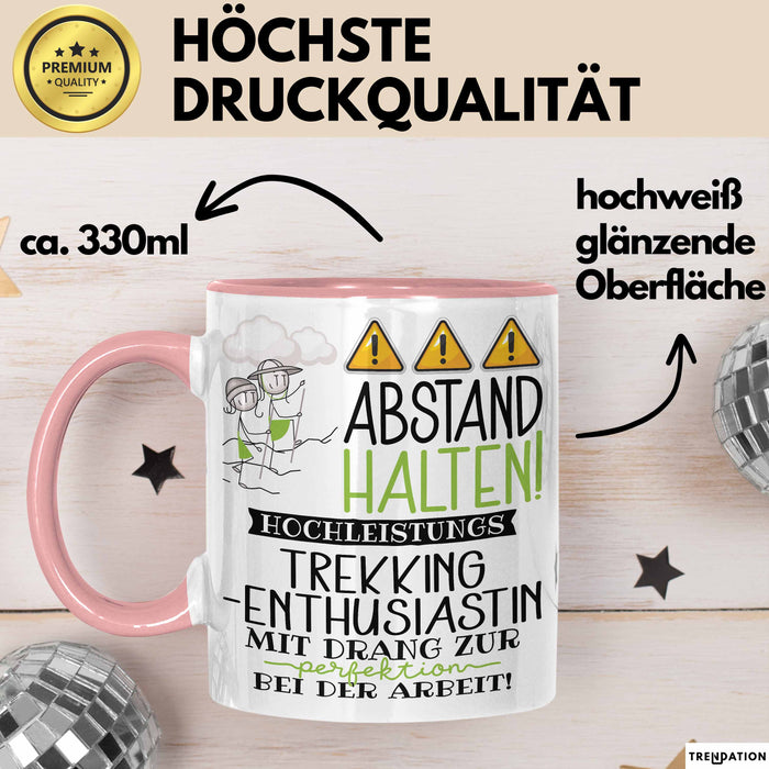 Trekking-Enthusiastin Tasse Geschenk Lustig Abstand Halten Hochleistungs-Trekking-Enthusiastin Mit Drang Zur Perfektion Bei Der Arbeit Rosa Trendation