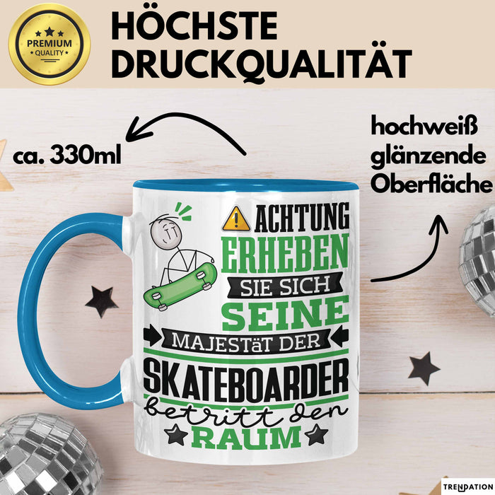 Skateboarder Geschenk Tasse Lustiger Spruch Erheben Sie Sich Der Skateboarder Betritt den Raum Blau Trendation