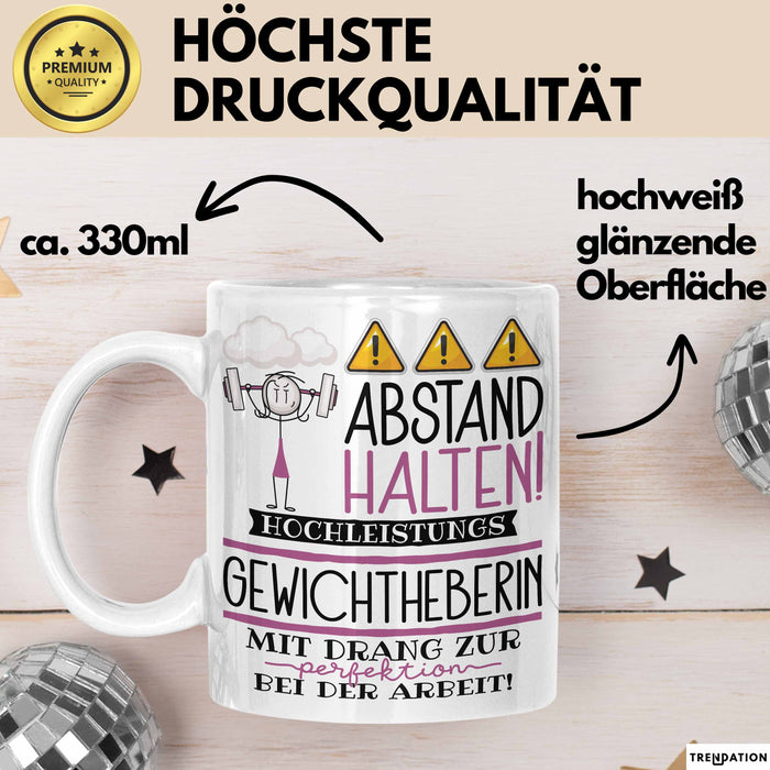 Gewichtheberin Tasse Geschenk Lustig Abstand Halten Hochleistungs-Gewichtheberin Mit Drang Zur Perfektion Bei Der Arbeit Weiß Trendation