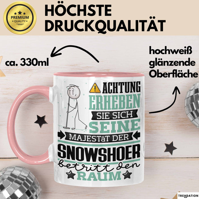 Snowshoer Geschenk Tasse Lustiger Spruch Erheben Sie Sich Der Snowshoer Betritt den Raum Rosa Trendation