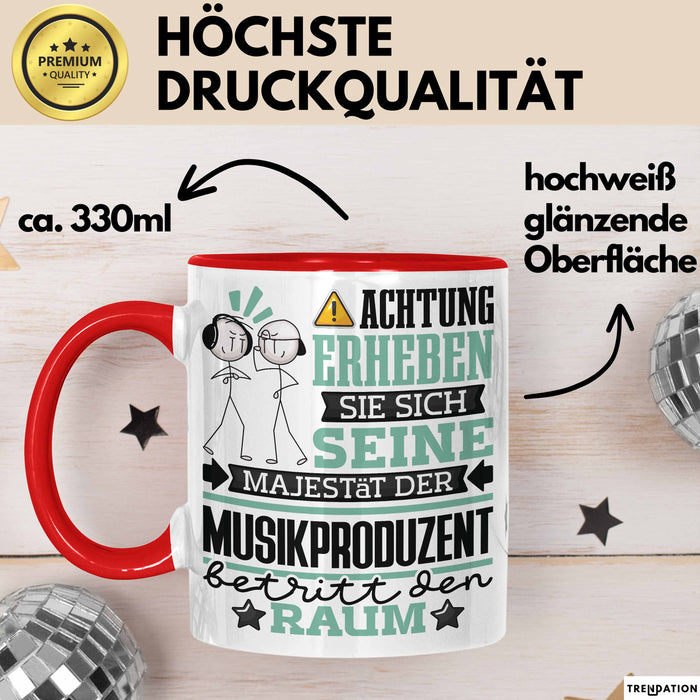 Musikproduzent Geschenk Tasse Lustiger Spruch Erheben Sie Sich Der Musikproduzent Betritt den Raum Rot Trendation