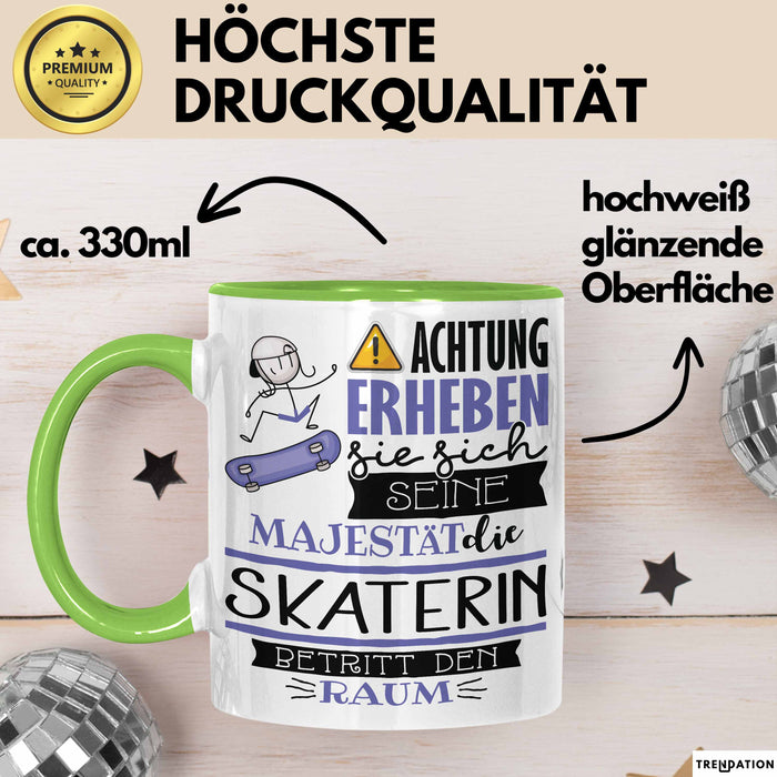 Skaterin Tasse Geschenk Lustiger Spruch Bitte Erheben Sie Sich Seine Majestät Die Skaterin Betritt Den Raum Grün Trendation