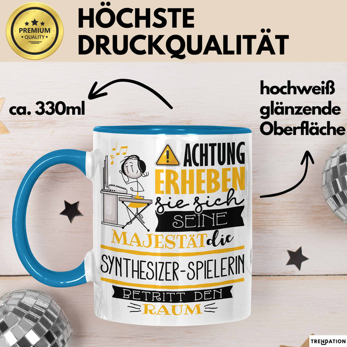 Synthesizer-Spielerin Tasse Geschenk Lustiger Spruch Bitte Erheben Sie Sich Seine Majestät Die Synthesizer-Spielerin Betritt Den Raum Blau Trendation