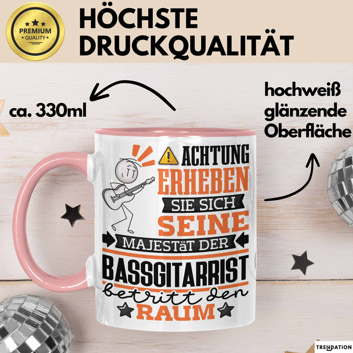 Bassgitarrist Geschenk Tasse Lustiger Spruch Erheben Sie Sich Der Bassgitarrist Betritt den Raum Rosa Trendation