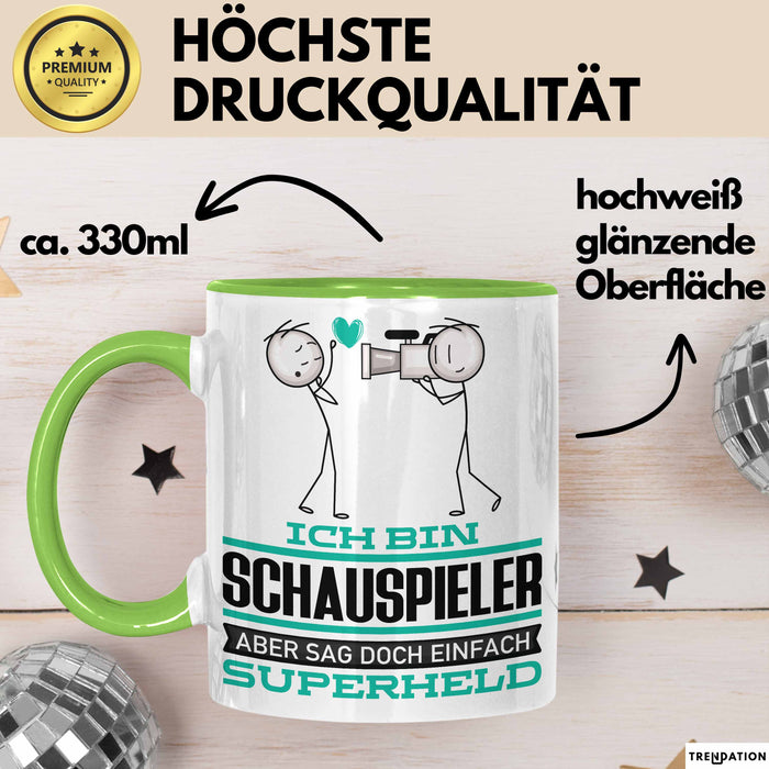 Schauspieler Geschenk Tasse Ich Bin Schauspieler Aber Sag Doch Einfach Superheld Lustige Geschenkdiee für Schauspieler Kaffee-Becher Grün Trendation