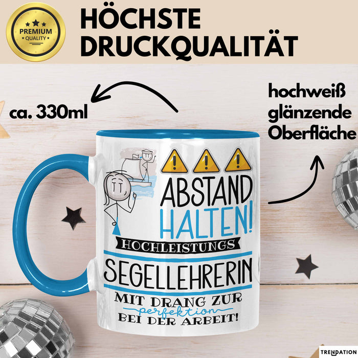 Segellehrerin Tasse Geschenk Lustig Abstand Halten Hochleistungs-Segellehrerin Mit Drang Zur Perfektion Bei Der Arbeit Blau Trendation