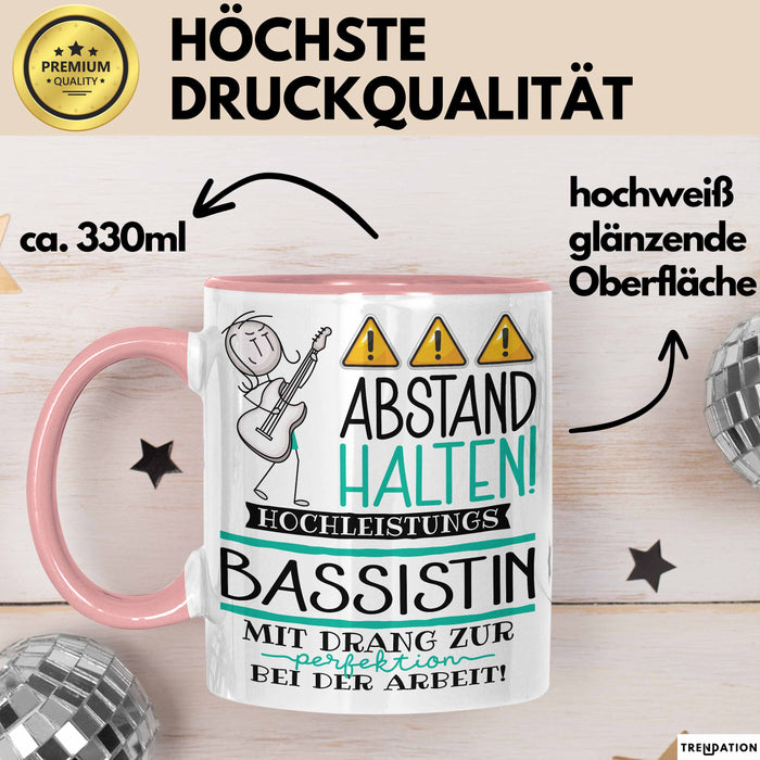 Bassistin Tasse Geschenk Lustig Abstand Halten Hochleistungs-Bassistin Mit Drang Zur Perfektion Bei Der Arbeit Rosa Trendation