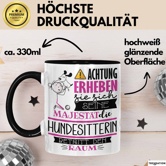 Hundesitterin Tasse Geschenk Lustiger Spruch Bitte Erheben Sie Sich Seine Majestät Die Hundesitterin Betritt Den Raum Schwarz Trendation