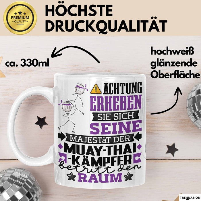Muay-Thai-Kämpfer Geschenk Tasse Lustiger Spruch Erheben Sie Sich Der Muay-Thai-Kämpfer Betritt den Raum Weiß Trendation