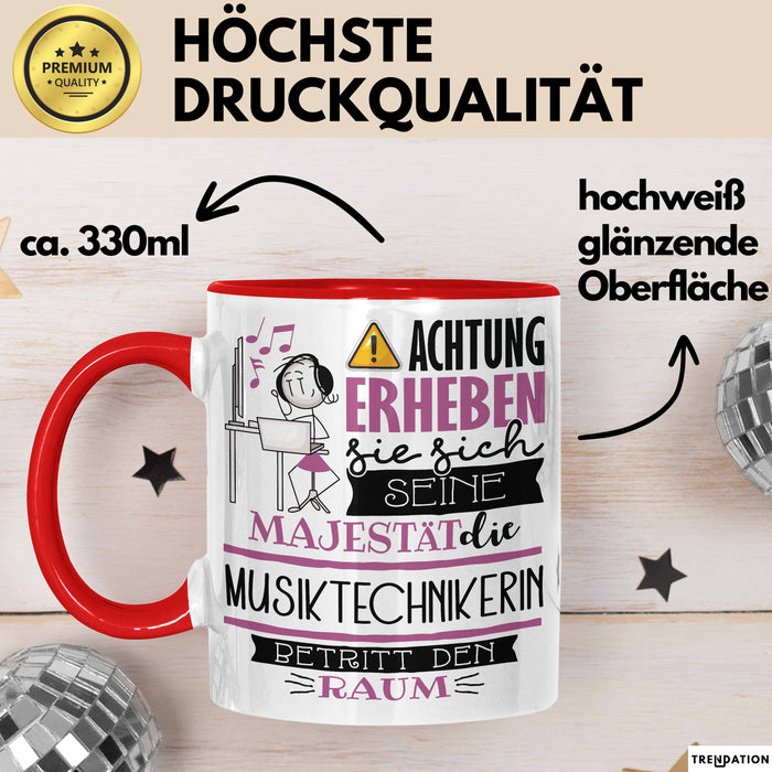 Musiktechnikerin Tasse Geschenk Lustiger Spruch Bitte Erheben Sie Sich Seine Majestät Die Musiktechnikerin Betritt Den Raum Rot Trendation
