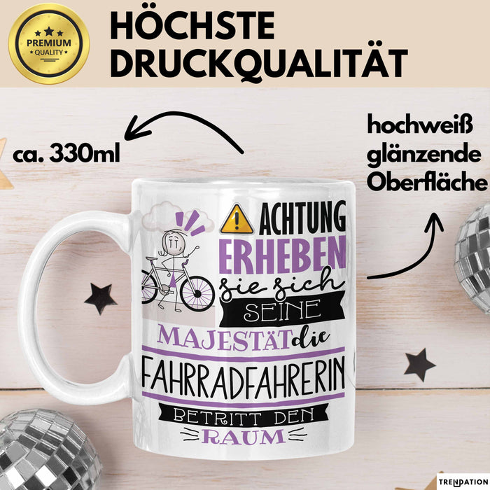 Fahrradfahrerin Tasse Geschenk Lustiger Spruch Bitte Erheben Sie Sich Seine Majestät Die Fahrradfahrerin Betritt Den Raum Weiß Trendation