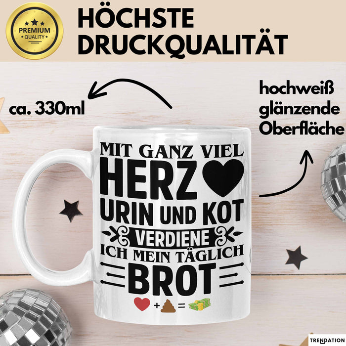 Krankenschwester Pflege Geschenk Tasse Mit Ganz Viel Herz Urin Und Kot Verdiene Ich Mein Täglich Brot Geschenkidee Kaffee-Becher Weiß Trendation