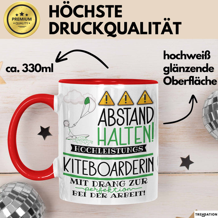 Kiteboarderin Tasse Geschenk Lustig Abstand Halten Hochleistungs-Kiteboarderin Mit Drang Zur Perfektion Bei Der Arbeit Rot Trendation